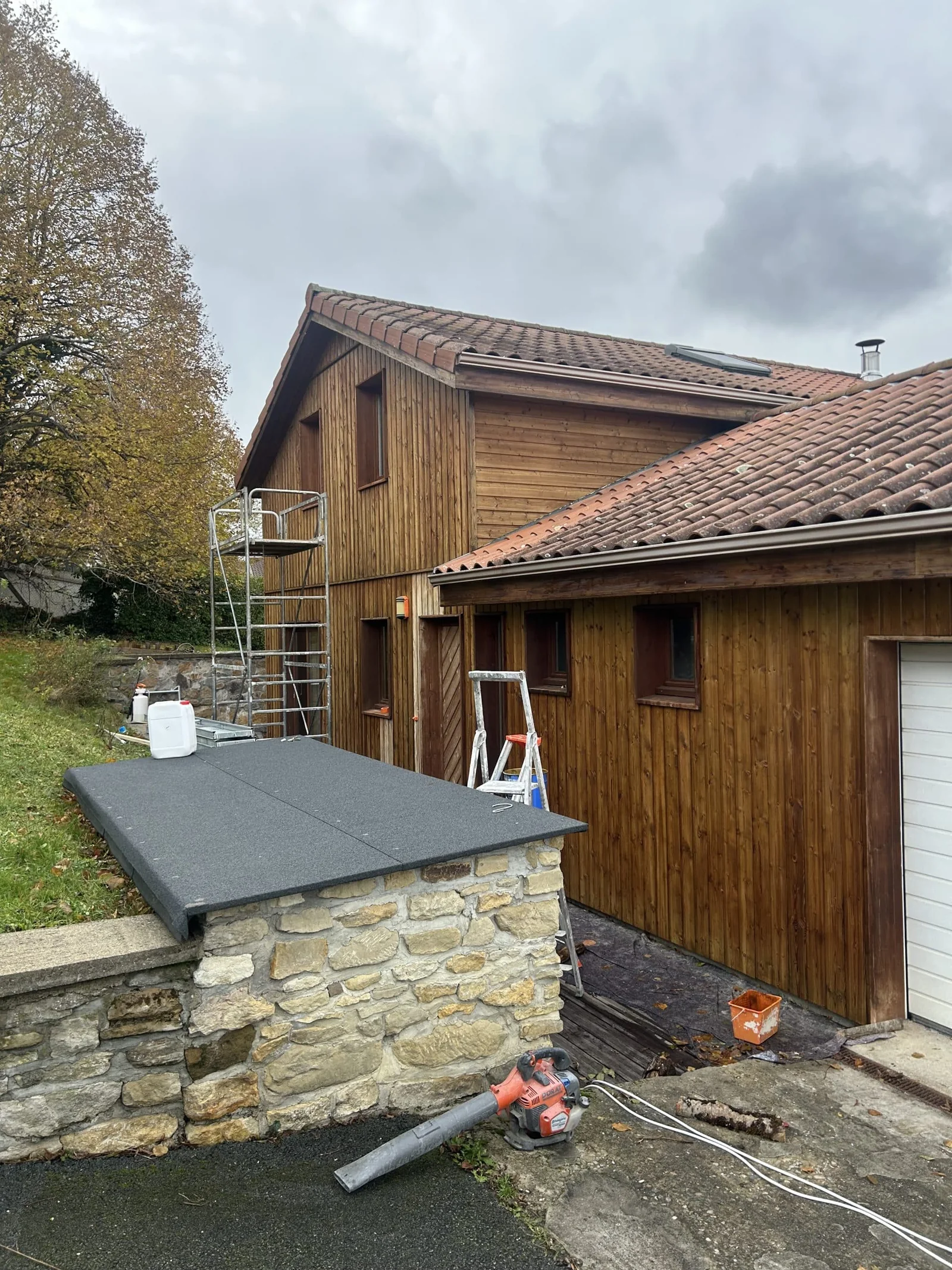 Maison avec bardage bois rénové