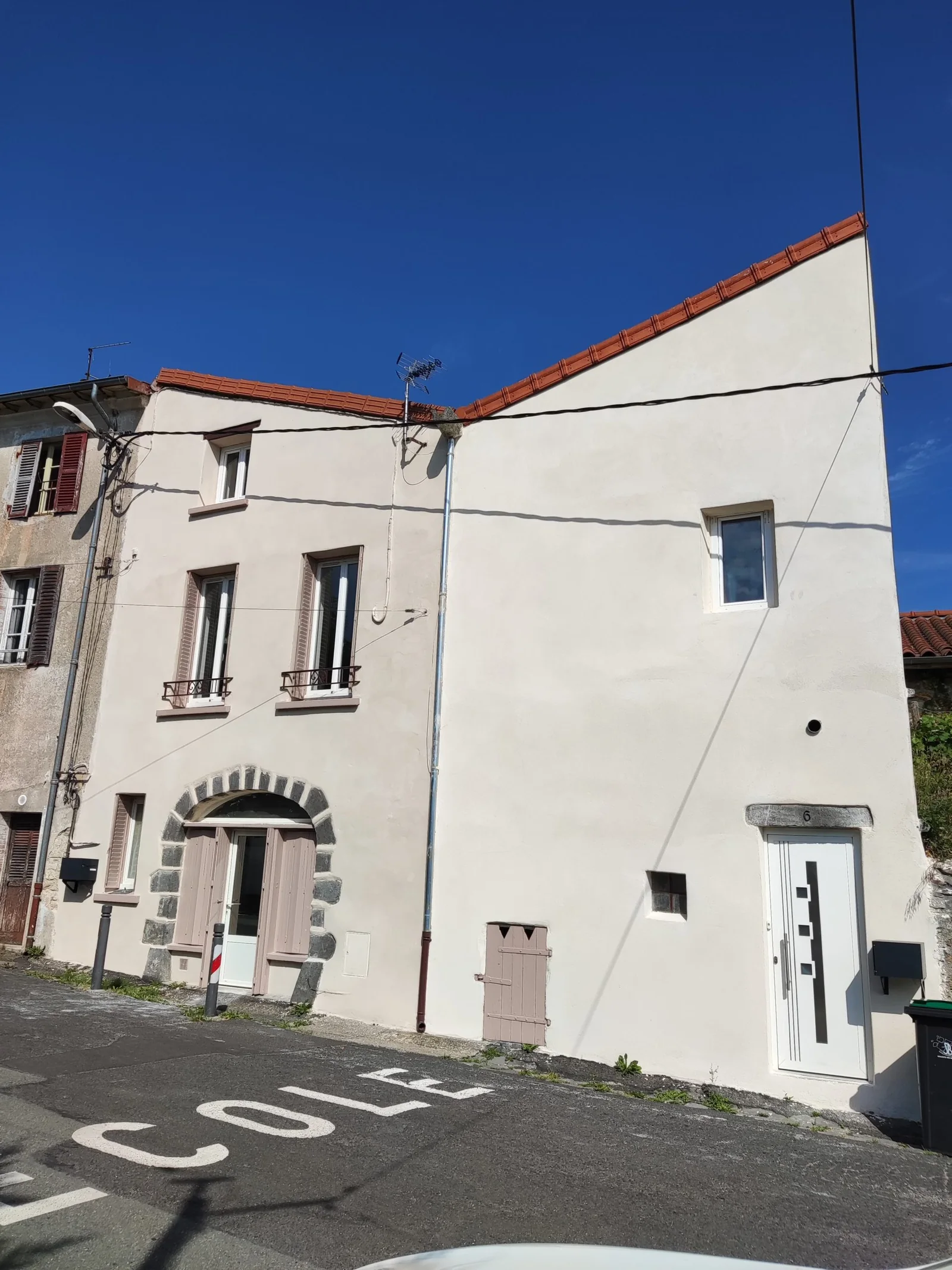 Façade de maison de village remise au propre