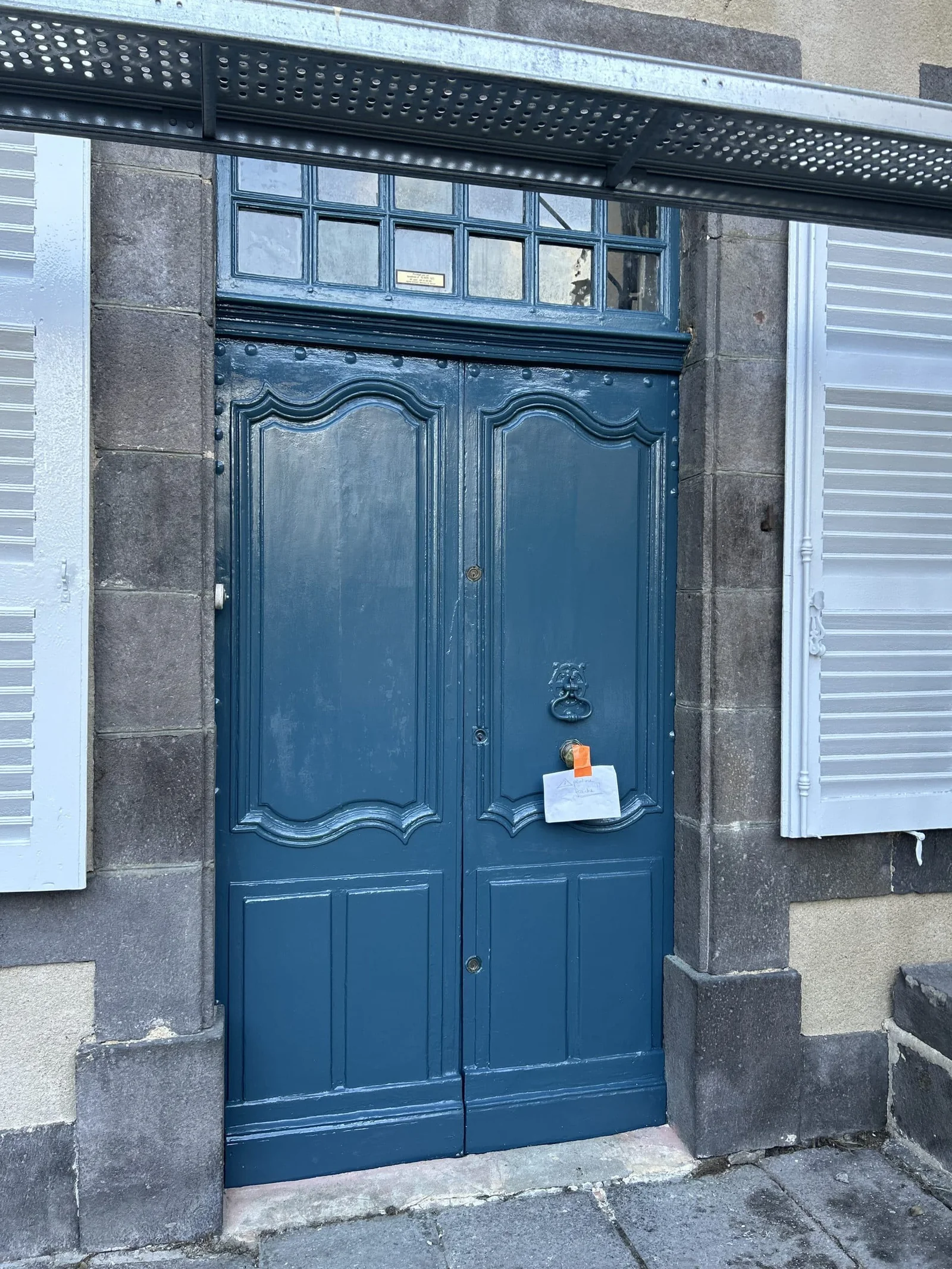 Porte cochère rénovée en bleu