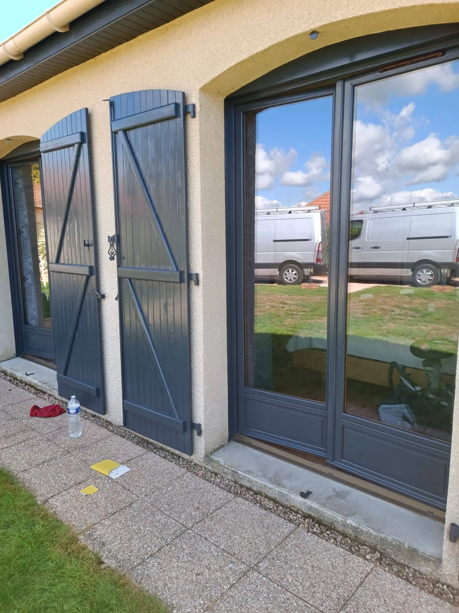 Volets et porte-fenêtre repeints en gris